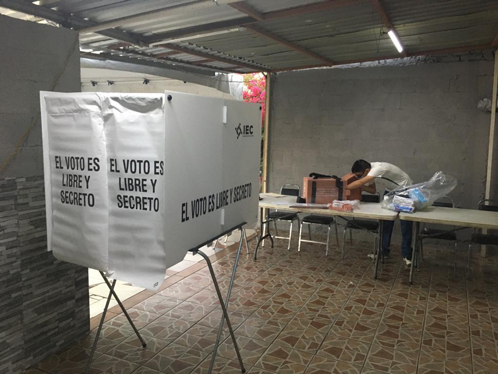 El Consejo General del Instituto Electoral de Coahuila (IEC) inició los comicios de este domingo, con la instalación de las 3,828 casillas en todo el estado.
(FERNANDO COMPEÁN)