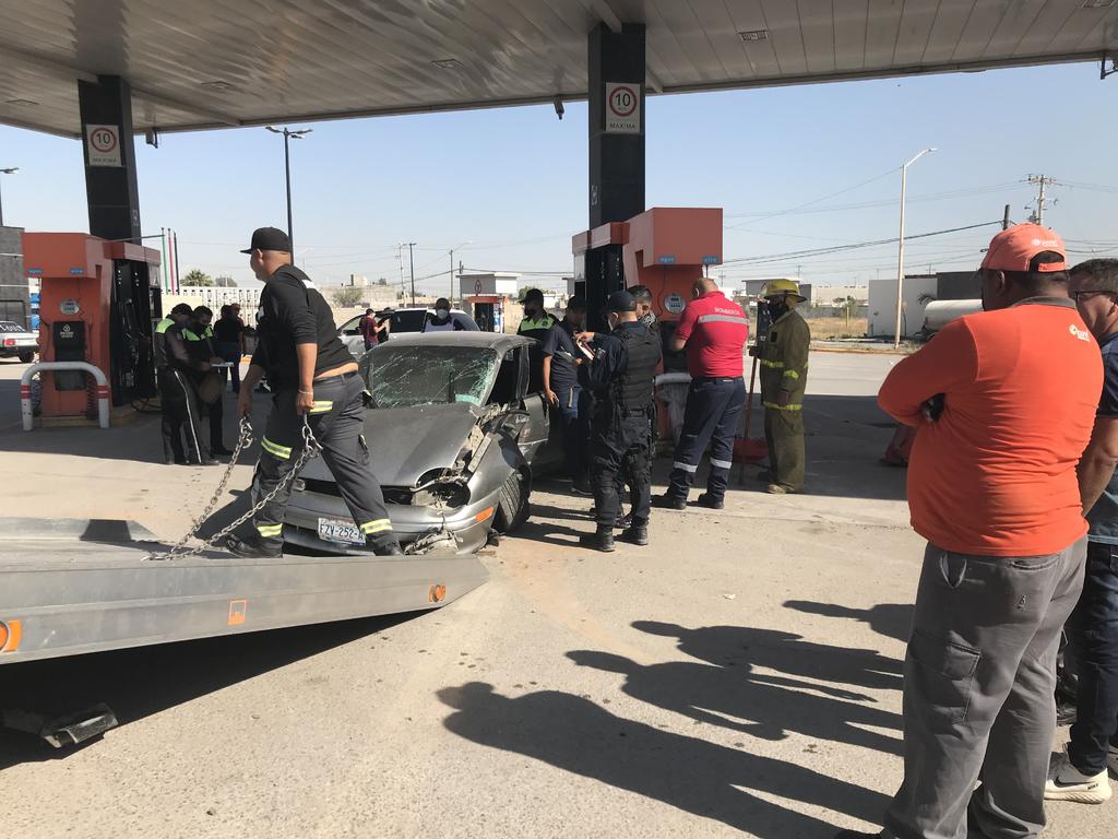 Conductor impacta su vehículo contra bomba de gasolinera en Gómez Palacio