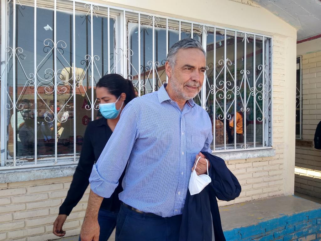 El dirigente del Comité Nacional de Morena, Alfonzo Ramírez Cuéllar estuvo también en el municipio de San Pedro, dentro del recorrido que hace por La Laguna para acompañar a los candidatos.
(EL SIGLO DE TORREÓN)