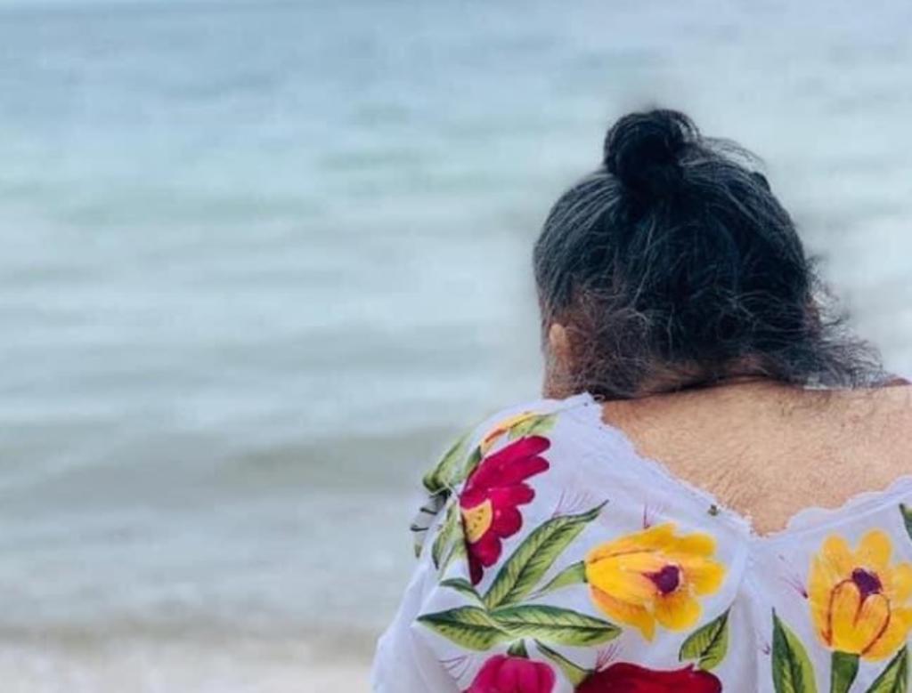 A través de la página 'Yucatán viral' en Facebook incluso se han ofrecido tours y viajes gratis para que la mujer de la tercera edad continúe conociendo playas. (Especial) 
