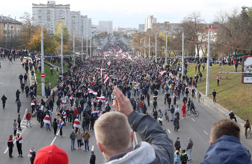 Más de cien manifestantes fueron detenidos hoy en la capital bielorrusa durante una marcha opositora multitudinaria, ya tradicional los días domingos, contra el presidente de Bielorrusia, Alexandr Lukashenko. (EFE) 