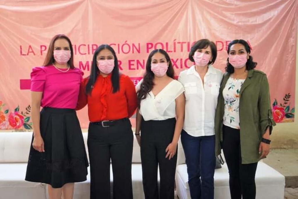 En conjunto con la Dirigencia Estatal de la Red Jóvenes X México Durango, se realizó la charla emprendida por distinguidas militantes del PRI, en la que se destacó la activa participación femenina. (DIANA GONZÁLEZ)