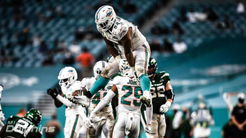 Ryan Fitzpatrick lanzó tres pases de anotación y los Dolphins de Miami mantuvieron a los Jets de Nueva York sin ninguna conversión en el tercer down hasta el último periodo del encuentro del domingo en su primera blanqueada en seis años para conseguir el triunfo por 24-0. (CORTESÍA)