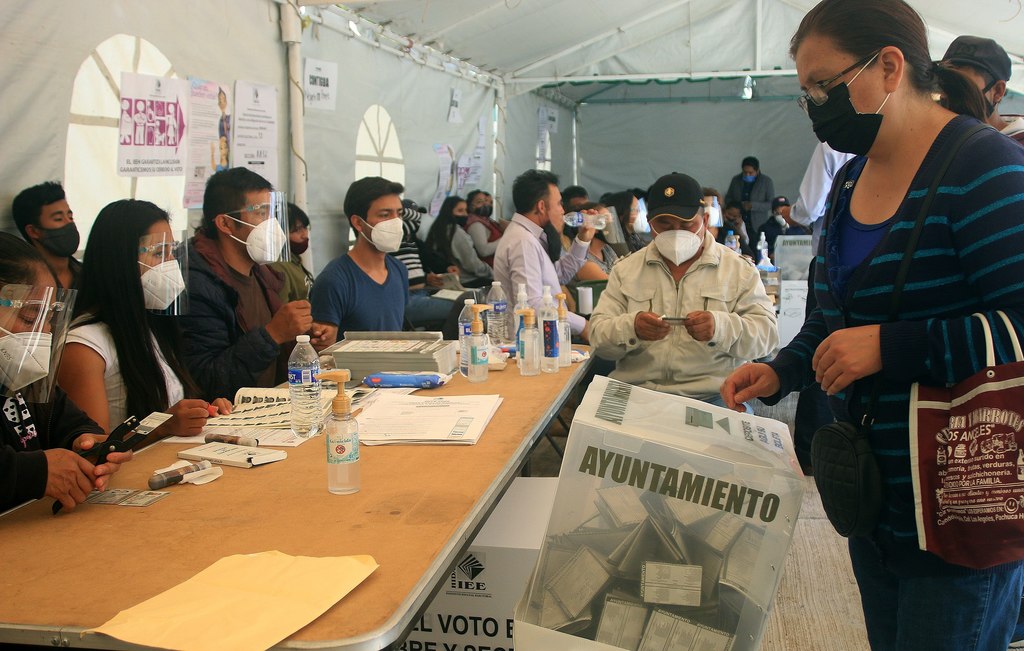 Ciudadanos acuden a emitir su voto en el municipio de Pachuca en el estado de Hidalgo.