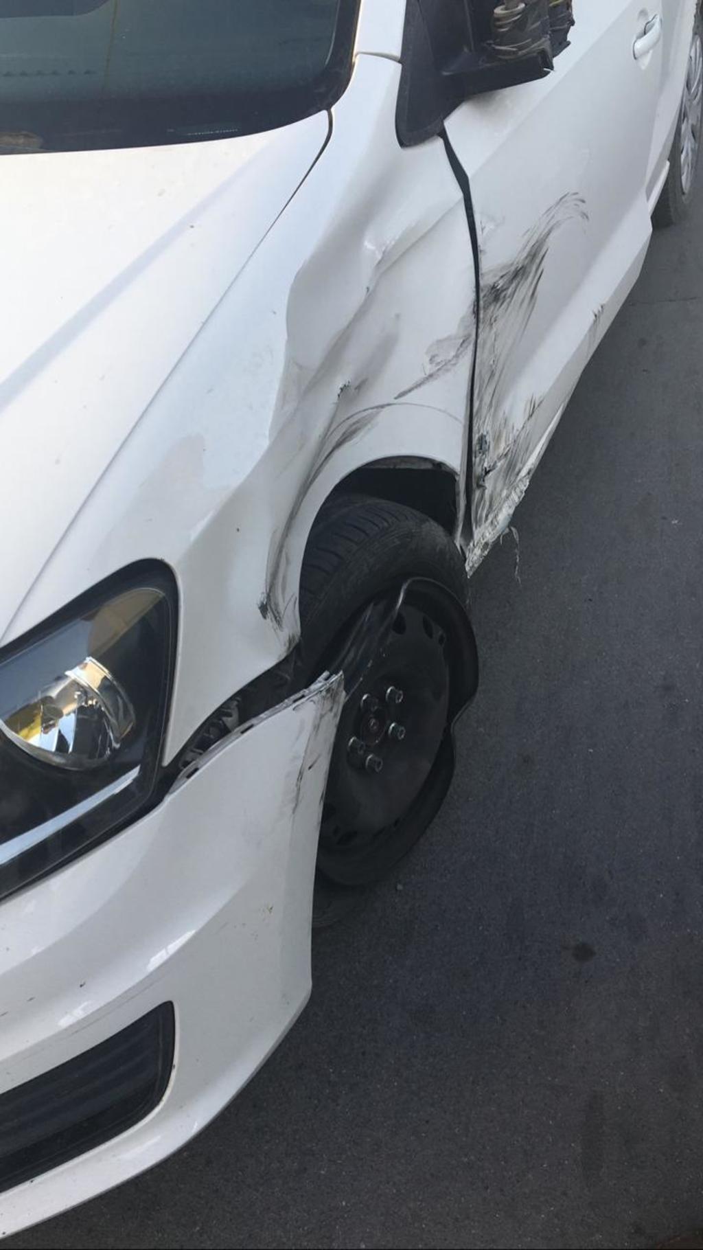 Joven conductor choca contra una camioneta en el sector Centro de Torreón; del accidente no se reportaron lesionados.