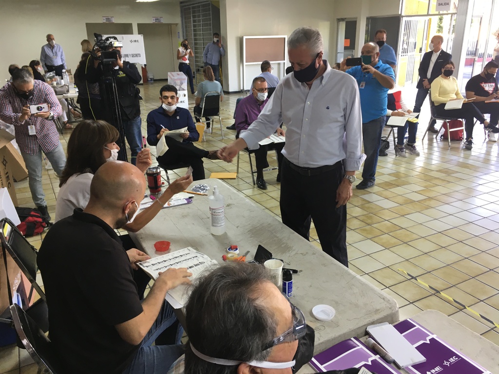 El alcalde de Torreón, Jorge Zermeño, acudió ayer a emitir su voto en la casilla ubicada en el gimnasio de la Unidad Deportiva.