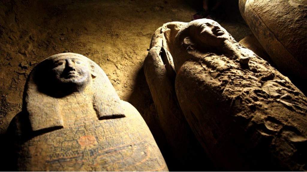 Las autoridades egipcias anunciaron este lunes el hallazgo de una colección de sarcófagos que datan de hace más de 2,500 años en la zona arqueológica de Sakkara, situada al sur de El Cairo. (ESPECIAL) 