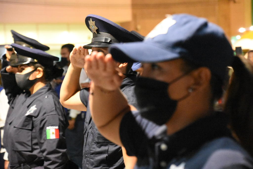 Un total de 25 cadetes de la Academia de Policía Preventiva de Monclova regresarán en diciembre y serán dados de alta como efectivos de la Dirección de Seguridad Pública Municipal (DSPM), informó el titular de la dependencia, Fernando Adrián Olivas Jurado. (EL SIGLO COAHUILA)