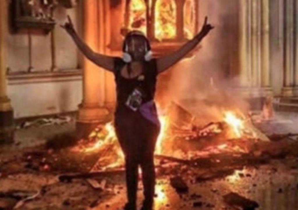 'quemar iglesias es una expresión de brutalidad', aseguró el gobierno de Chile, mismo que ya se encuentra en la búsqueda de los responsables. (Especial) 