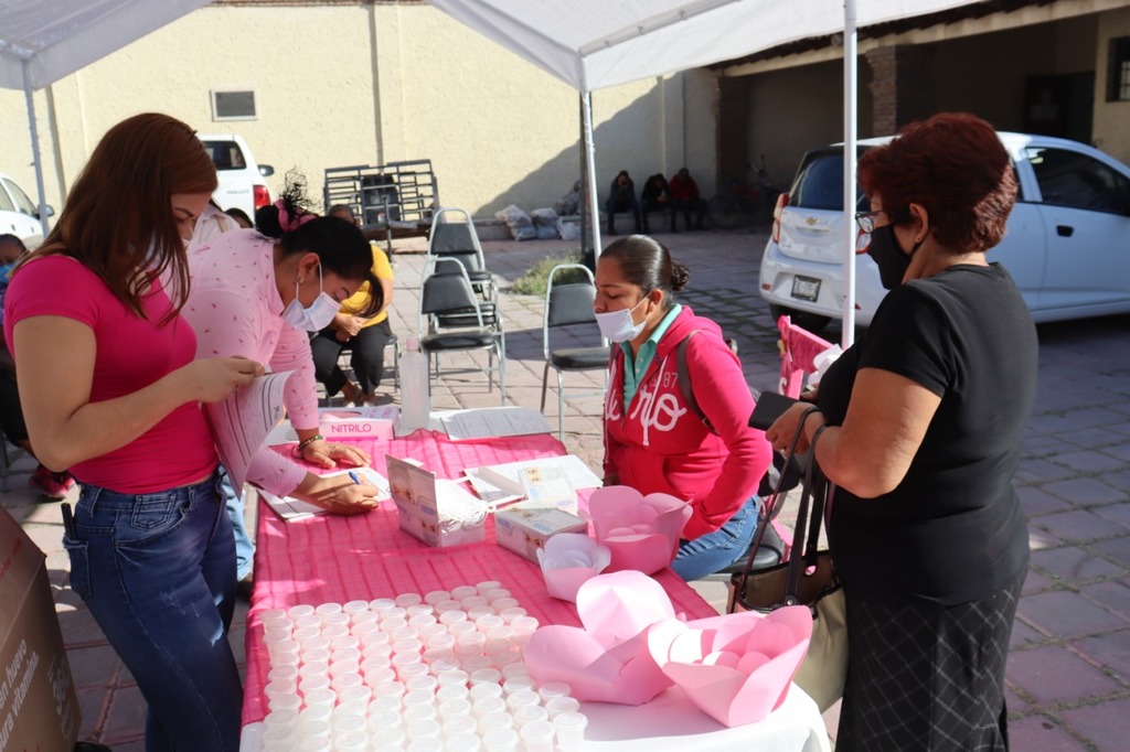 También se colocó un stand de salud sobre la plazuela Solidaridad en la presidencia municipal de San Pedro de las Colonias. (EL SIGLO DE TORREÓN) 