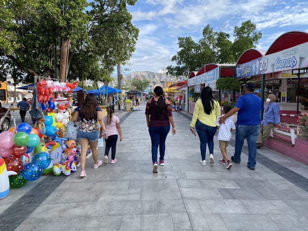 Decenas de personas continúan aglomerándose en espacios públicos como la Línea Verde y la Alameda Zaragoza de Torreón. (EL SIGLO DE TORREÓN)