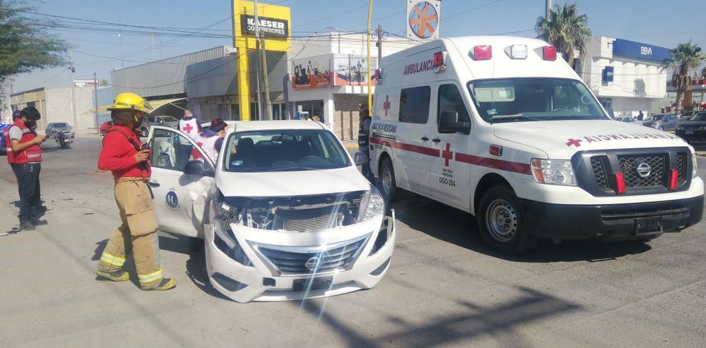 Una persona que viajaba en el asiento del copiloto del automóvil Versa, quien se identificó como Gerardo de 43 años de edad, resultó lesionado.
(EL SIGLO DE TORREÓN)