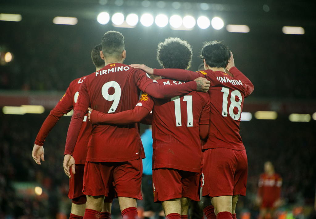El Liverpool y el Manchester United están implicados en la creación de una Superliga europea de 18 equipos que sustituiría a la Liga de Campeones, según informó Sky News. (ARCHIVO)