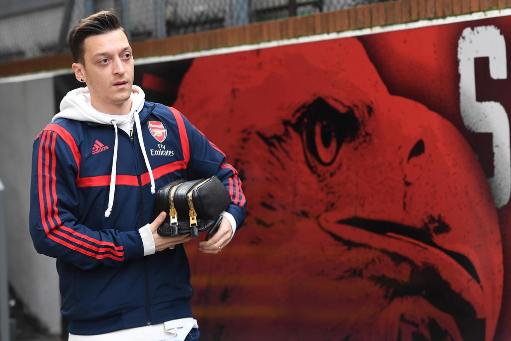 El alemán Mesut Özil no ha sido incluido por el Arsenal en la lista de jugadores para disputar la Premier League. (ARCHIVO)