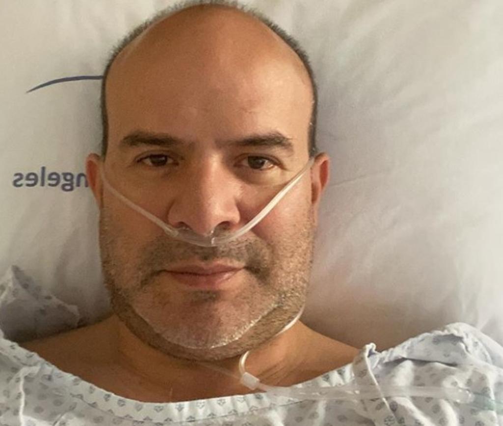 La alarma se encendió en redes sociales luego de que Sergio Verduzco, mejor conocido como Platanito, subiera a su cuenta de Instagram una serie de fotos donde se le ve en la cama de un hospital y con un tubo de oxígeno pegado a su nariz.  (Especial) 