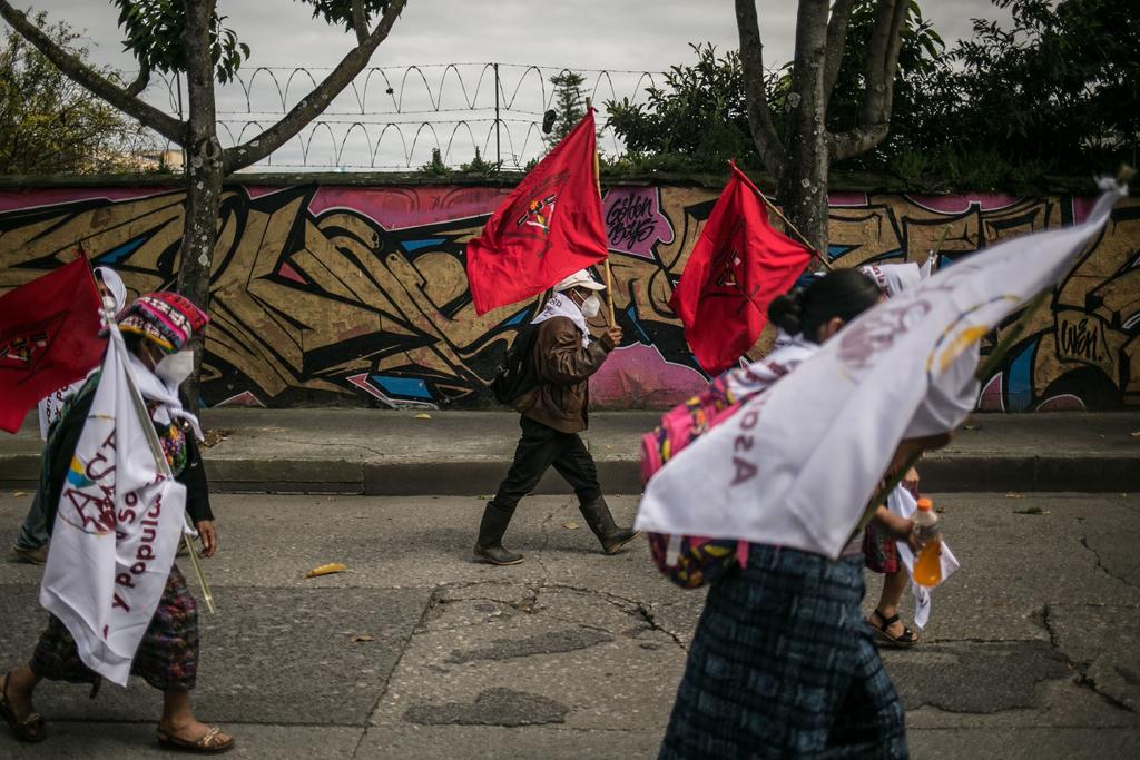 Cientos de guatemaltecos conmemoraron este martes el 76 aniversario de la Revolución de 1944, recordada como la 'primavera democrática' con una marcha en el centro histórico de la capital del país y una manifestación a favor de unas elecciones limpias en las cortes de justicia. (ARCHIVO)