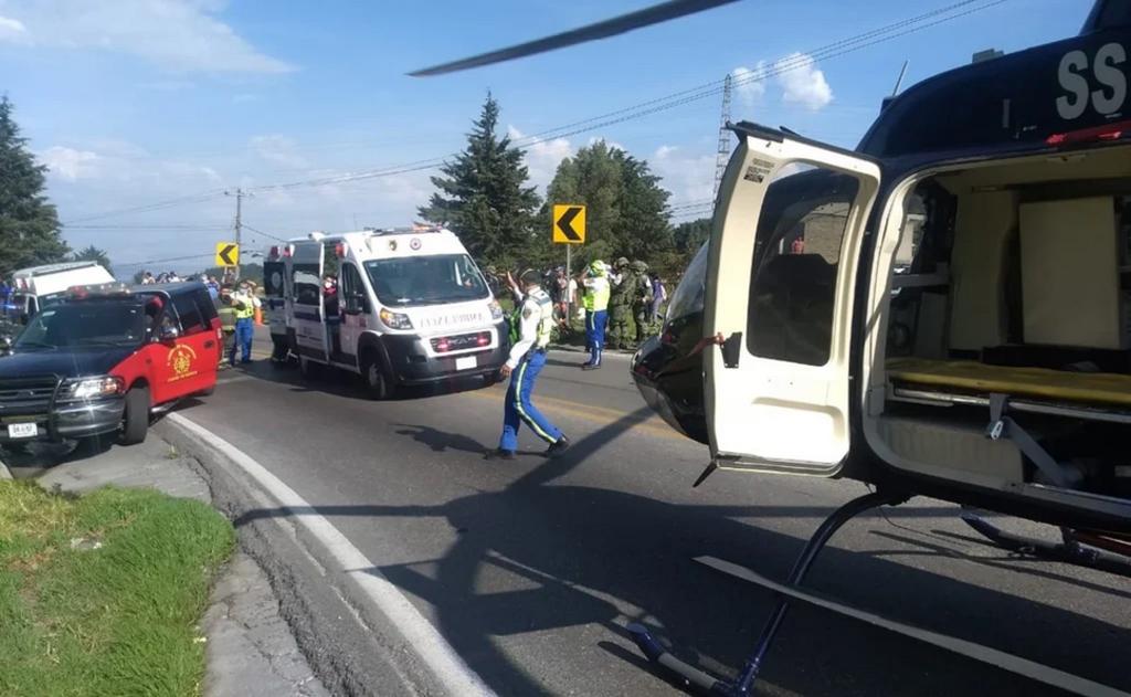 Una volcadura en la carretera México-Cuernavaca, dejó como saldo al menos 14 personas lesionadas, los cuales fueron atendidos por paramédicos del Escuadrón de Rescate y Urgencias Médicas. (ESPECIAL)