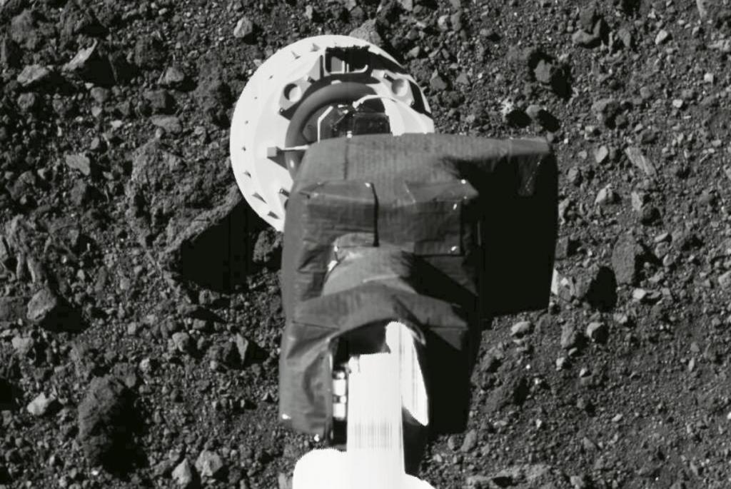 Una sonda espacial de la NASA alcanzó el martes la superficie de un asteroide, esquivando rocas del tamaño de edificios, para recoger un puñado de escombros cósmicos y traerlos de regreso a la Tierra. (ARCHIVO)
