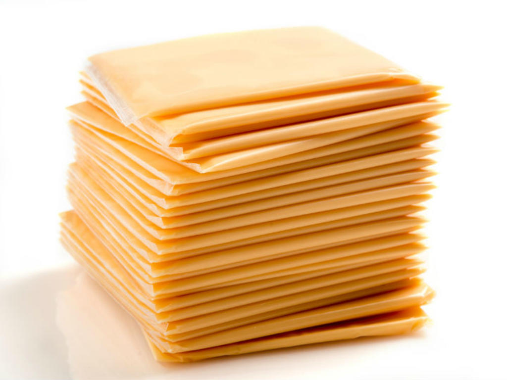 Entre los diferentes tipos de quesos conocidos en el mercado, se encuentra presente el 'queso amarillo', un producto que se suele ver en comida tipo americana. Aquí te contamos qué ingredientes componen este singular alimento. (Especial) 