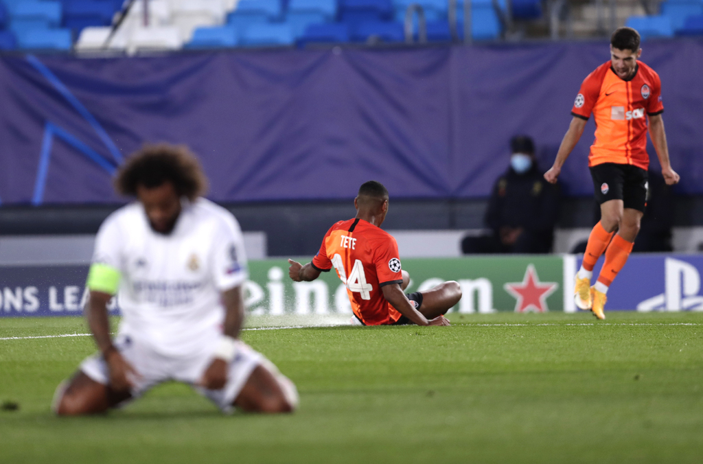 Jugadores del Shakhtar, que derrotó 3-2 al Real Madrid, festejan el primer tanto mientras que Marcelo se lamenta.