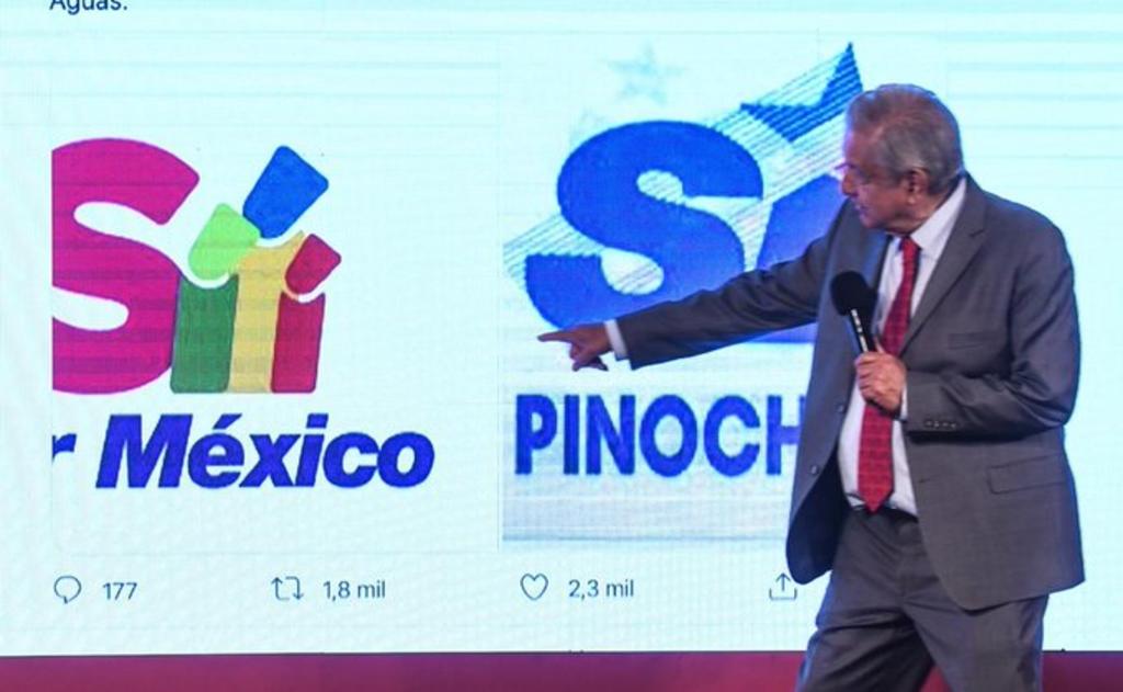 En Palacio Nacional, el presidente exhibió un mensaje publicado en redes sociales en el que se compara el logotipo de 'Sí por México' con el de 'Sí Pinochet'. (ESPECIAL)