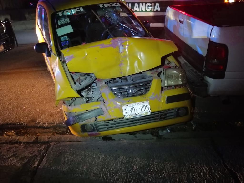 El taxi acabó completamente destrozado del frente y al interior del mismo Guillermo Antonio, ileso, el cual fue detenido por los agentes de Peritos. (EL SIGLO DE TORREÓN)