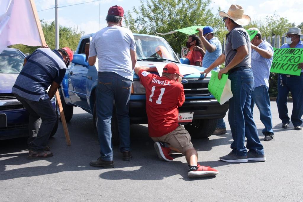 Los manifestantes bloquearon la calle Prolongación Juárez, frente a la puerta tres de la metalúrgica, lo que provocó la suspensión del tráfico vehicular, que conllevó de violentas discusiones hasta agresiones de automovilistas hacia los ex empleados que piden su terminación.(SERGIO A. RODRÍGUEZ)