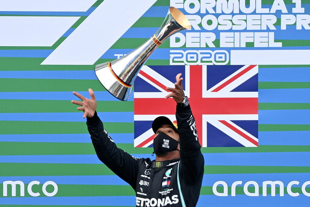 Lewis Hamilton finalmente podría quedar por encima de todos las leyendas del automovilismo deportivo al superar el récord de victorias de Michael Schumacher. (ARCHIVO)