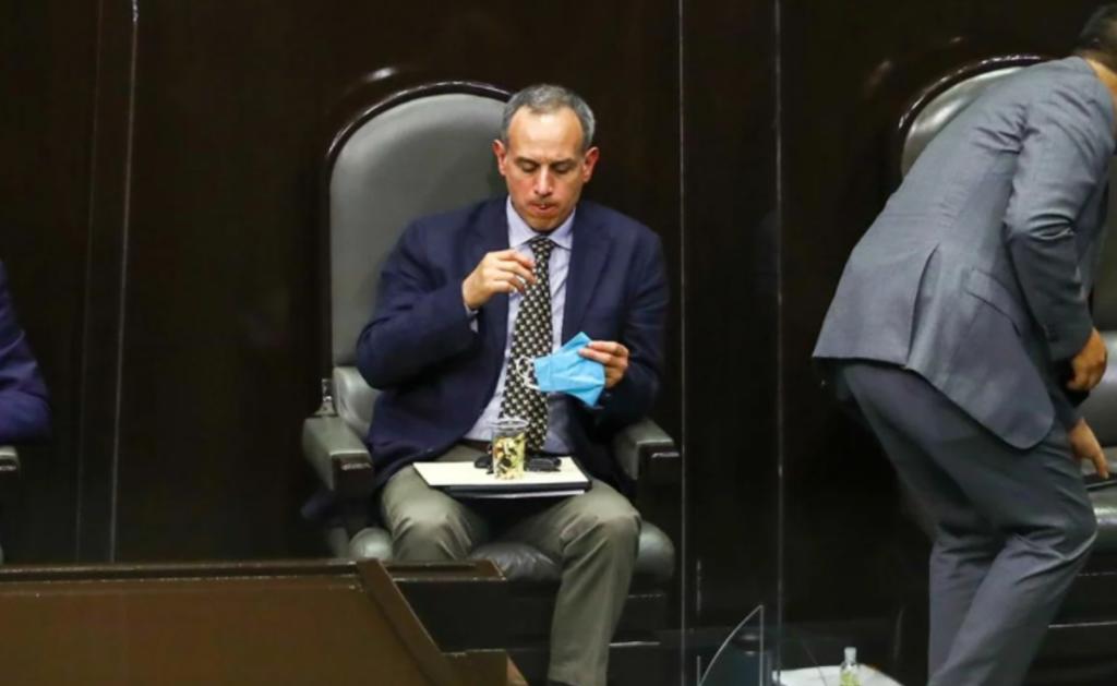 López-Gatell permanecía en una de las curules que se encuentra en la máxima tribuna del país, con un cubrebocas azul que sólo se quitó para comer cacahuates. Y en prácticamente todas las intervenciones de la oposición estuvo presente.
(EL UNIVERSAL)
