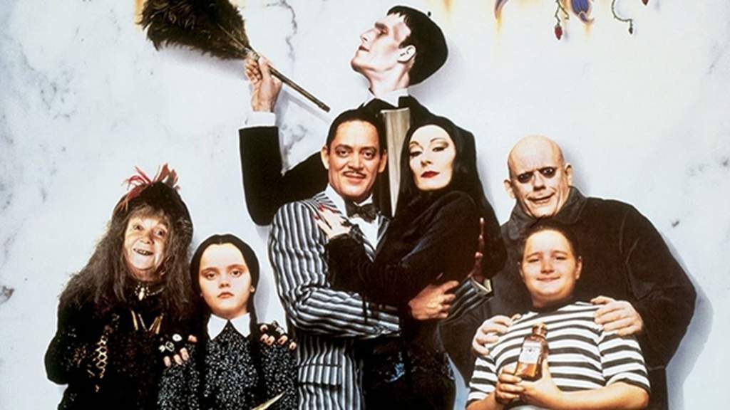 Entre los próximos planes de Tim Burton está incursionar en las series de televisión y para ello serían 'Los Locos Addams' quienes lo acompañen. (ESPECIAL)  