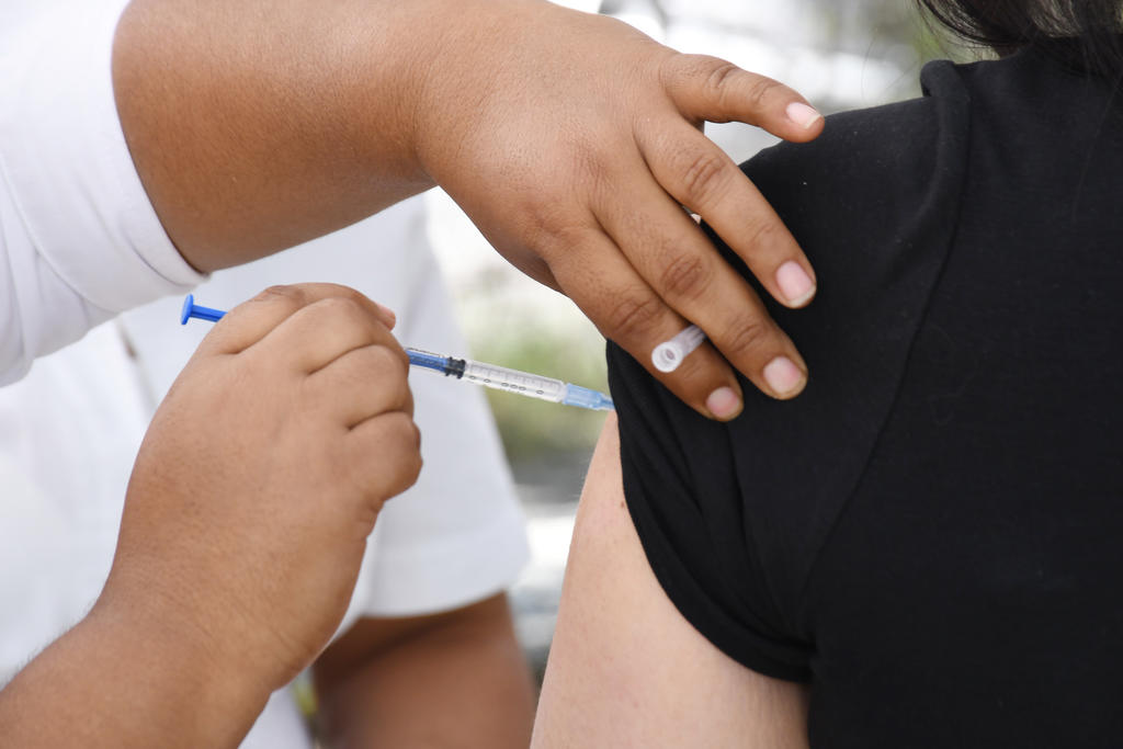 Según especialistas, es fundamental vacunarse contra la influenza, aún pese a que no sea cien por ciento efectiva. (ARCHIVO)