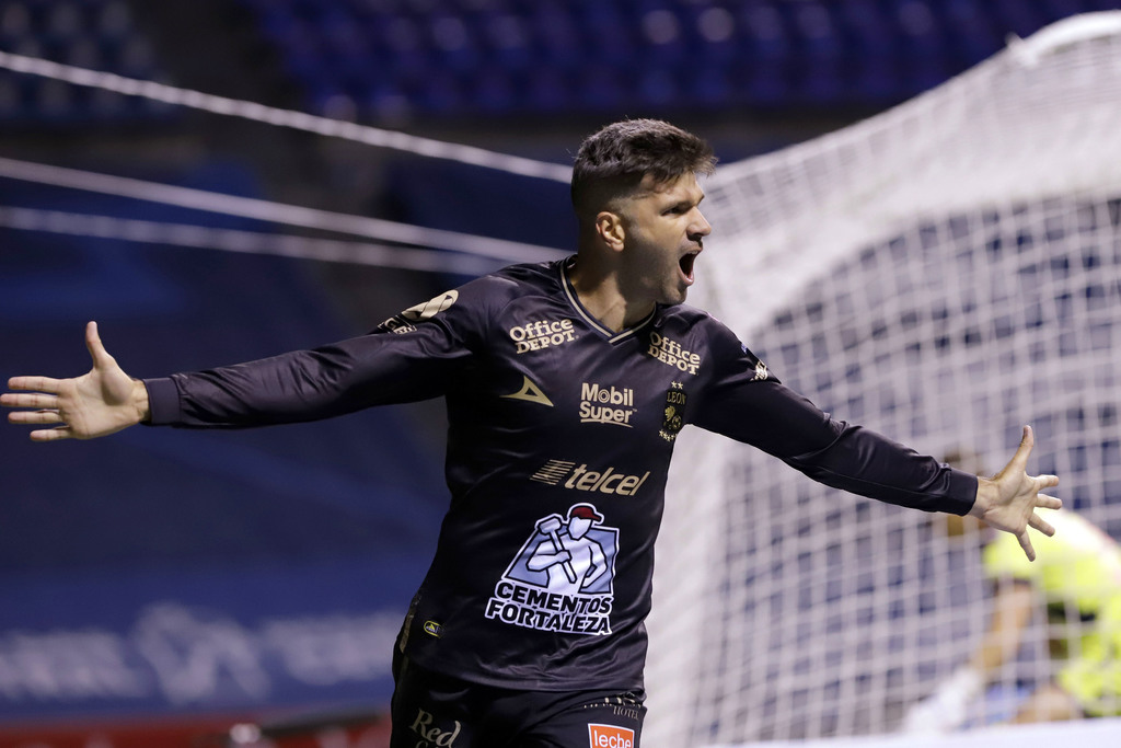 Emmanuel Gigliotti celebra luego de marcar el primer tanto, en la victoria de León 2-1 sobre el Puebla. (JAM MEDIA)