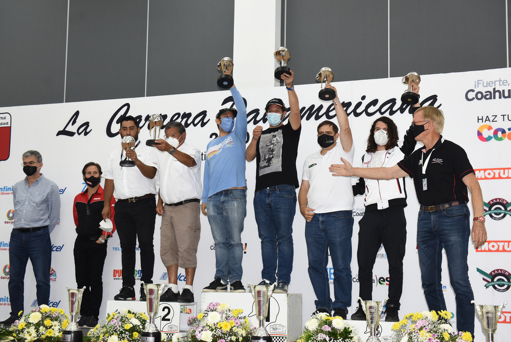 Los pilotos subieron al pódio para festejar los primeros lugares obtenidos en la competencia. (JESÚS GALINDO)