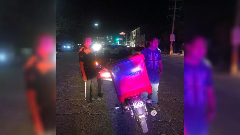 Un motociclista resultó lesionado tras chocar por alcance contra un vehículo particular en la colonia Filadelfia de la ciudad de Gómez Palacio. (EL SIGLO DE TORREÓN)