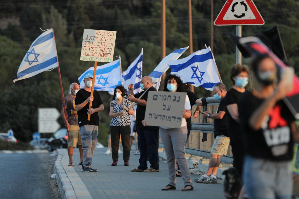 Decenas de miles de israelíes se manifestaron en distintas partes del país para pedir la dimisión del primer ministro, Benjamín Netanyahu, por las causas de corrupción en su contra. (ARCHIVO)