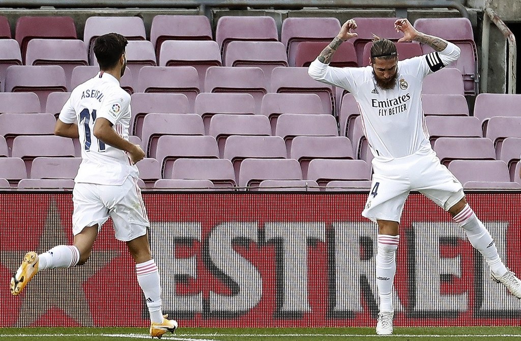 Celebra Sergio Ramos (d) tras marcar de penal el segundo gol del Madrid, en la victoria 3-1 sobre Barcelona.