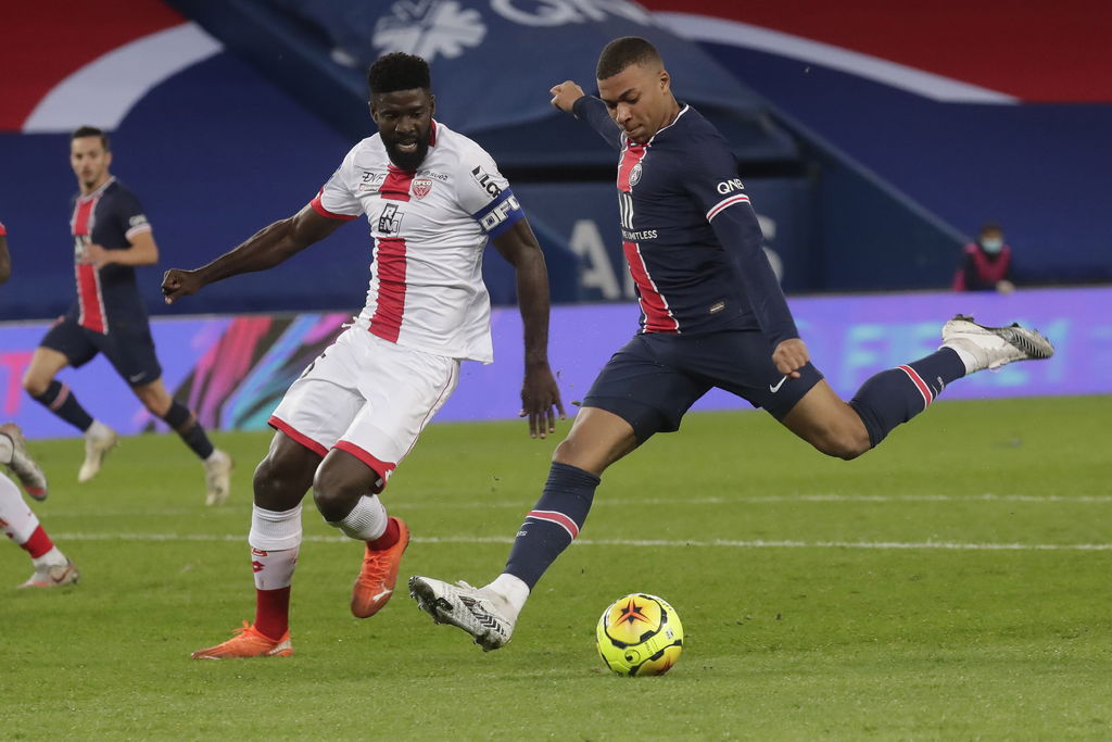 Kylian Mbappé anotó dos goles en el triunfo de PSG 4-0 sobre Dijon.