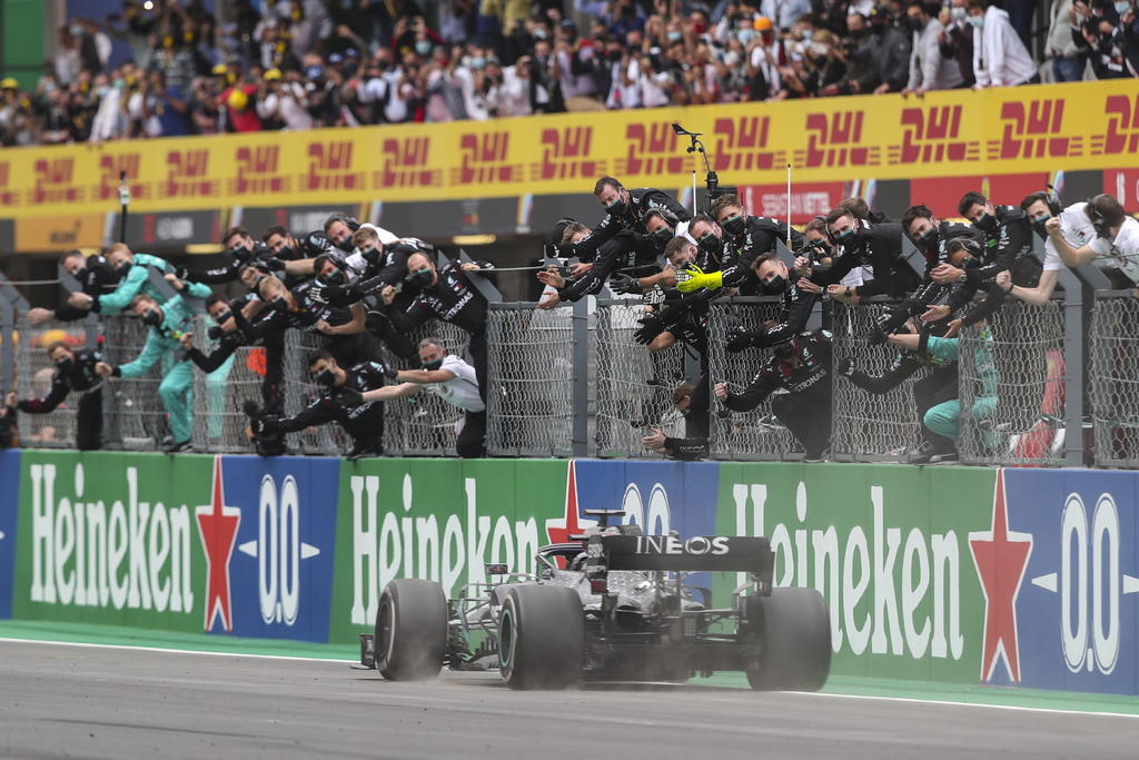El británico Lewis Hamilton (Mercedes), séxtuple campeón del mundo, logró la victoria en la duodécima prueba del mundial de Fórmula 1 este domingo en el Autódromo Internacional del Algarve y superó el récord de triunfos en la categoría reina que tenía el alemán Michael Schumacher. (EFE)