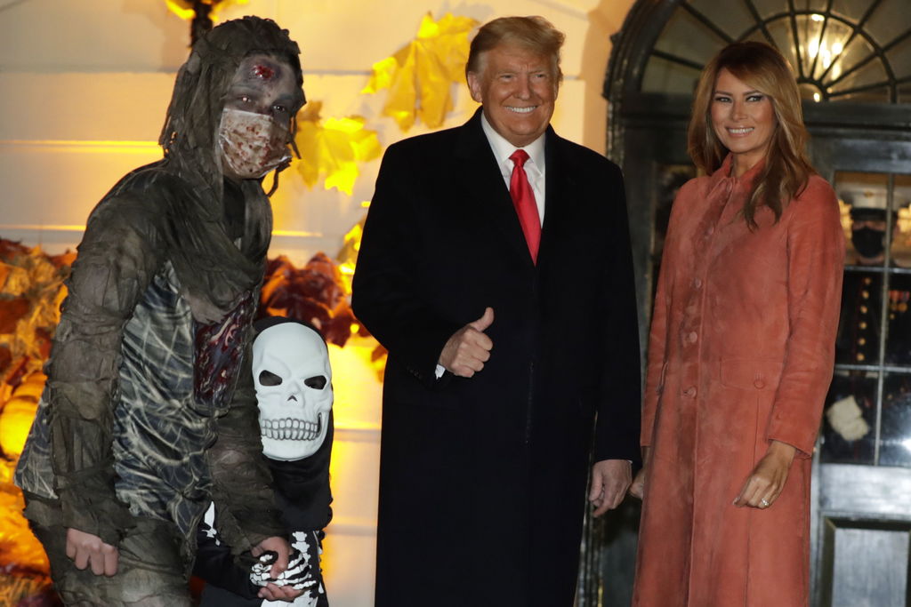 Donald y Melania Trump participan en un concurso de disfraces en la Casa Blanca. (EFE) 