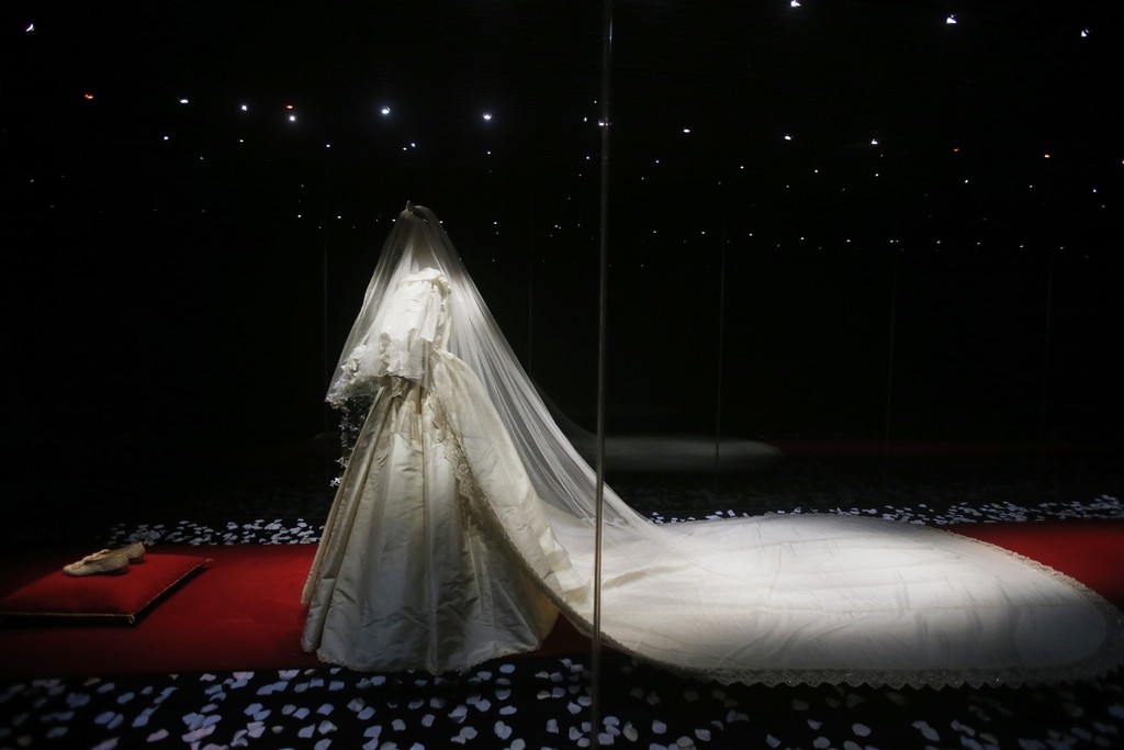 INSPIRA. También muy copiado ha sido el de la Princesa Diana, un diseño voluminoso con siete metros de cola.

(Fotos efe y archivo)