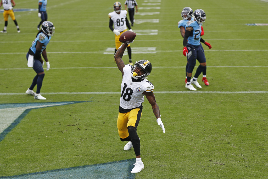 Diontae Johnson celebra una de sus dos anotaciones, en la victoria de los Acereros 27-24 sobre Titanes, en duelo de equipos invictos. (AP)