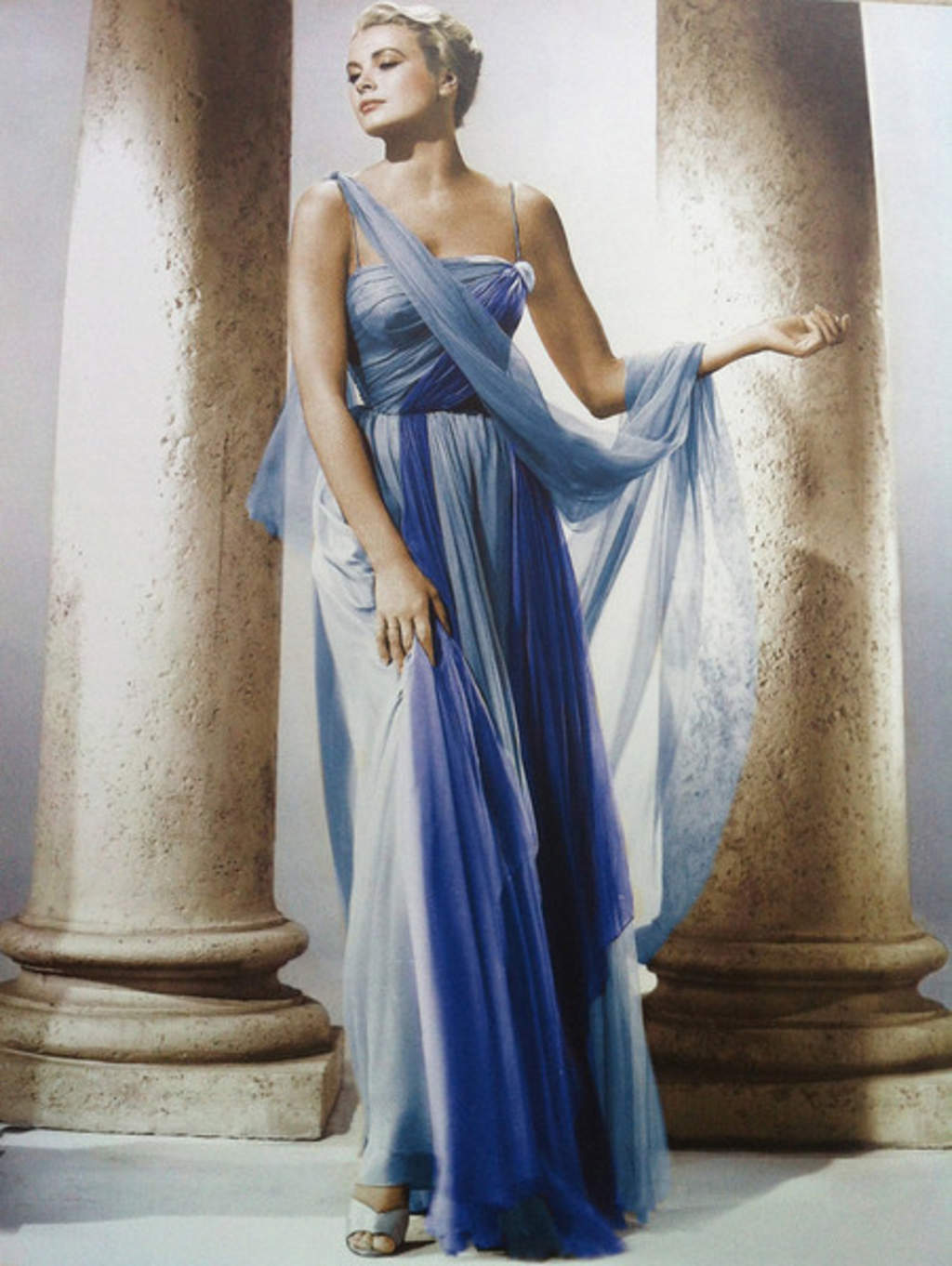 PORTE. El vestido azul inolvidable de Grace Kelly