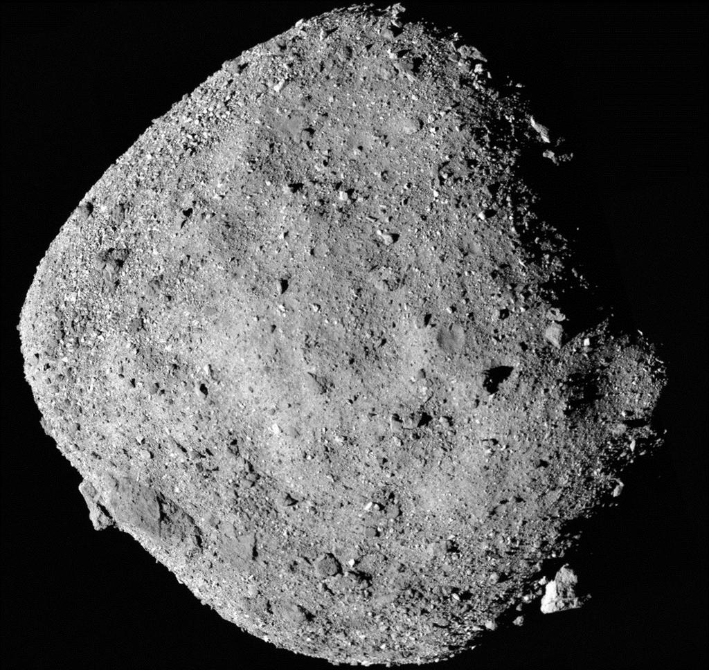 La Administración Nacional de Aeronáutica y el Espacio (NASA, en inglés) anunció que las muestras recogidas por la sonda estadounidense Osiris-Rex sobre la superficie del asteroide Bennu son 'más que suficientes'. (ARCHIVO) 
