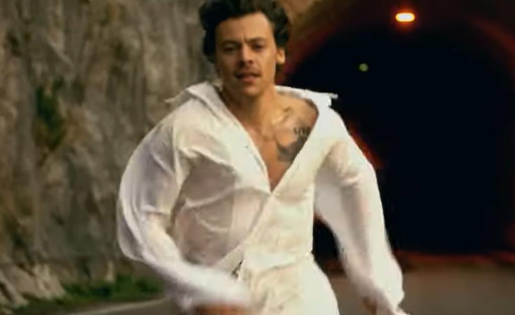Harry Styles lanzó el videoclip de su nuevo sencillo Golden. (ESPECIAL) 