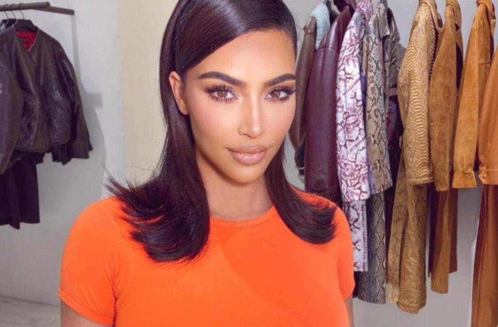 Hace apenas unos días, Kim Kardashian celebró sus 40 años con un enorme pastel de cumpleaños con el que promocionó su nueva colección de maquillaje (CAPTURA) 