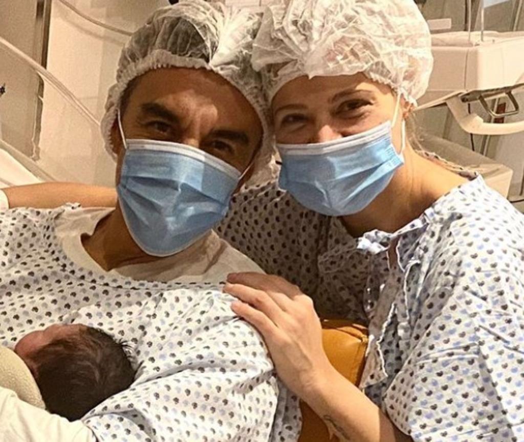 Ha sido a través de redes sociales, con cubrebocas y bata, que ha compartido la primera imagen de su bebé, quien llegó al mundo desde las primeras horas de este sábado. (Especial) 