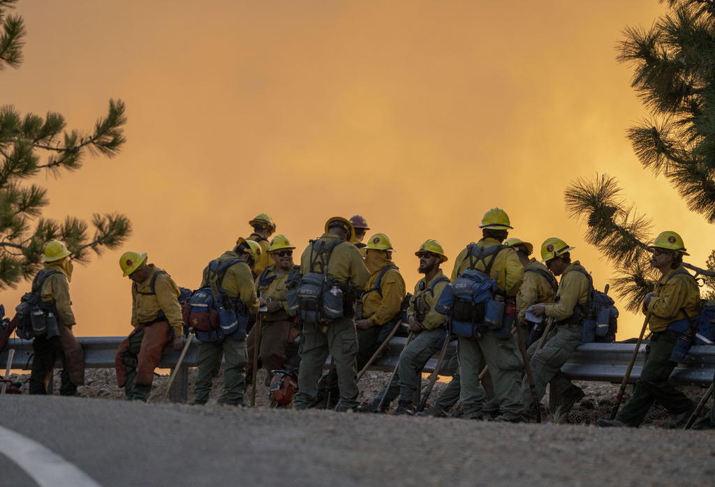 Un incendio de rápido avance estalló este lunes a primera hora cerca de Los Ángeles (California, EUA), obligando a evacuar a unas 60,000 personas después de quemar más de 800 hectáreas en pocas horas. (ARCHIVO) 