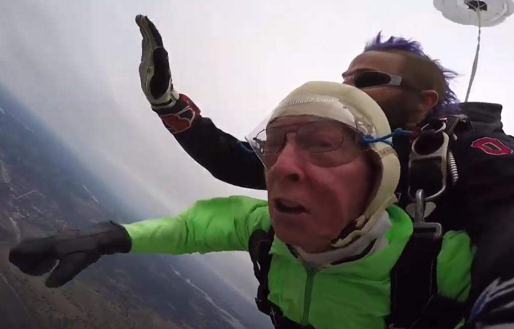 Junto con su sueño cumplido, Al Blaschke rompió un récord mundial al convertirse en la persona más longeva en lanzarse de un aeroplano en paracaídas. (Especial) 