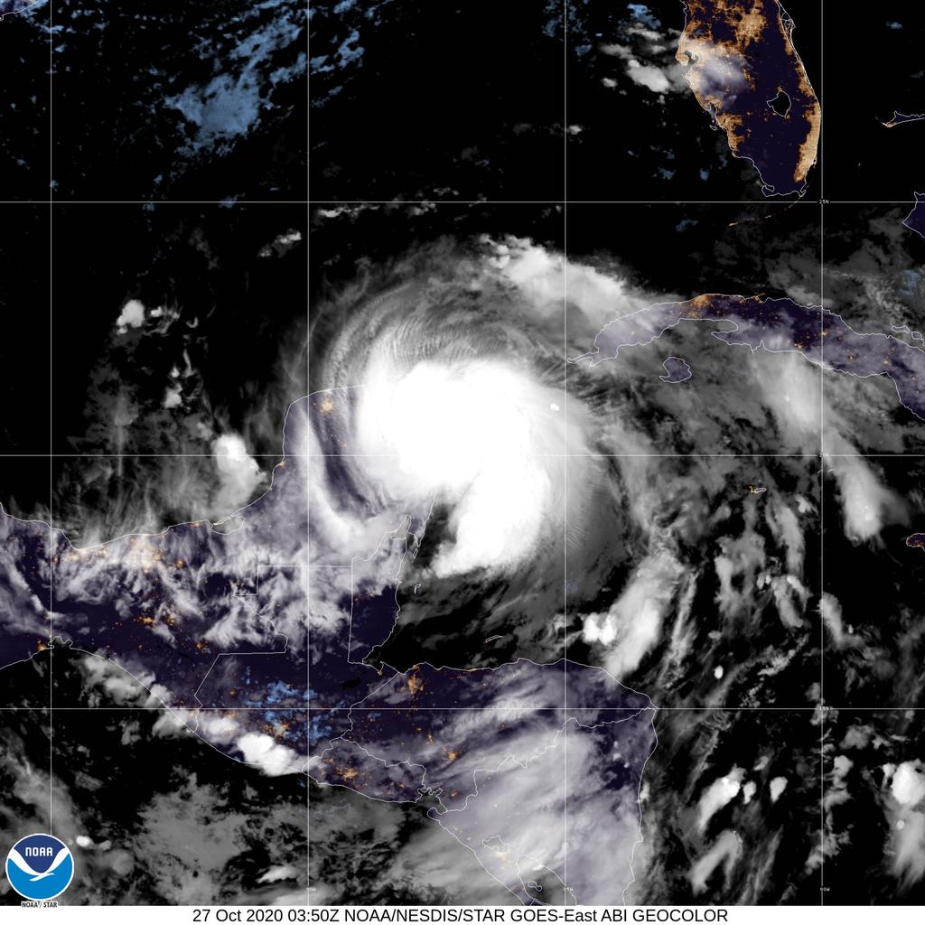 El Centro Nacional de Huracanes de Estados Unidos (NHC, por sus siglas en inglés) informó que el centro del huracán 'Zeta' tocó tierra cerca de Ciudad Chemuyil, Quintana Roo. (ESPECIAL)