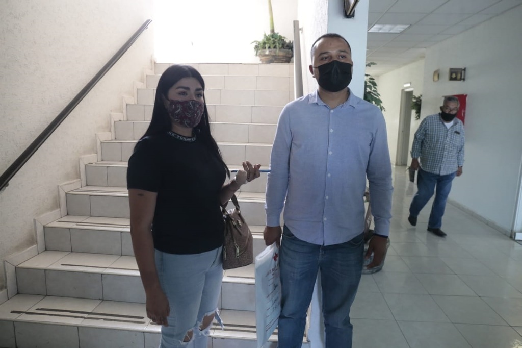 La pareja acudió al Ministerio Público para presentar su demanda en contra de elementos de la Policía Municipal de Torreón. (EL SIGLO DE TORREÓN)